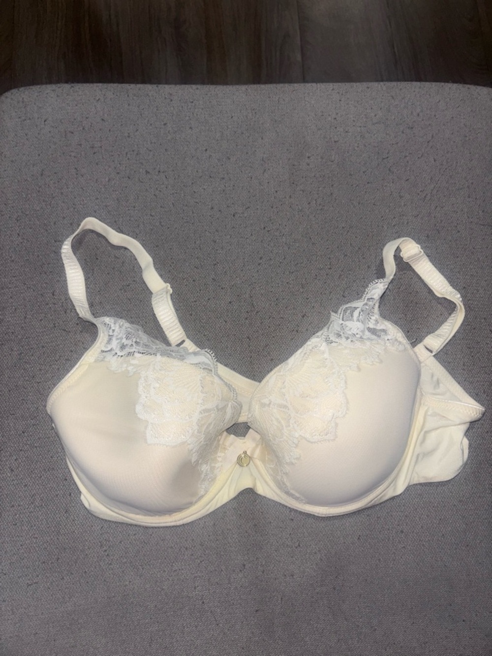 Chantelle Cream Lace Underwire Bra with Floral Accent